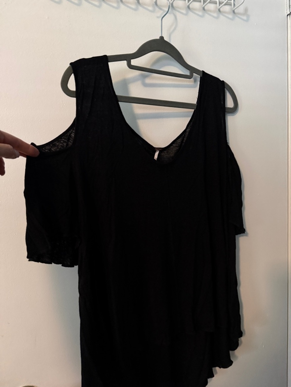 Free People Black Cold-Shoulder Women's Top - Classic V-Neck